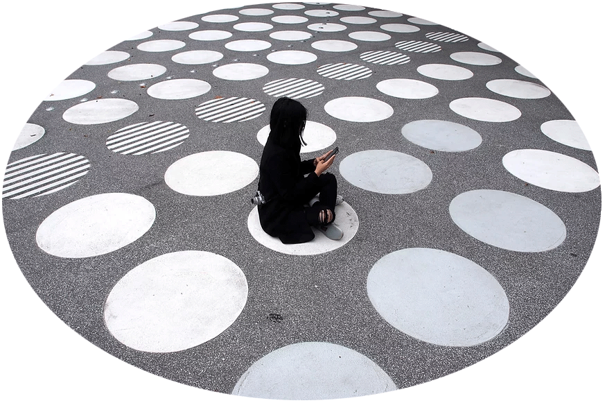 Femme assise dans la rue